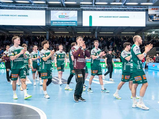 Die Mannschaft von Frisch Auf Goeppingen bedankt sich bei den Fans, Frisch Auf Goeppingen vs. THW Kiel, Handball, 1. Bundesliga, Herren, Spielzeit 2025 2026, 21.02.2026, Frisch Auf Goeppingen vs. THW Kiel, Handball, 1. Bundesliga, Herren, Spielzeit 2025 2026, 21.02.2026 Goeppingen Copyright: xEibner-Pressefoto MichaelxSchmidx EP_MST