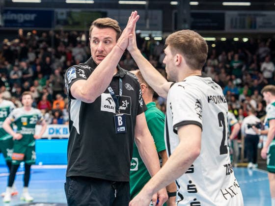 Filip Jicha, Cheftrainer (THW Kiel) klatscht nach dem Sieg mit 02thw ab, Frisch Auf Goeppingen vs. THW Kiel, Handball, 1. Bundesliga, Herren, Spielzeit 2025 2026, 21.02.2026, Frisch Auf Goeppingen vs. THW Kiel, Handball, 1. Bundesliga, Herren, Spielzeit 2025 2026, 21.02.2026 Goeppingen Copyright: xEibner-Pressefoto MichaelxSchmidx EP_MST