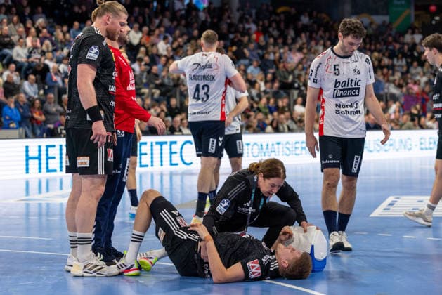Schermzen bei Sander Andreassen Overjordet (HC Erlangen, 08) , betreut von Ulrike Rienecker (HC Erlangen, Physiotherapeutin) Maciej Gebala (HC Erlangen, 77) Niclas Kirkelokke (SG Flensburg-Handewitt, 05) HC Erlangen vs. SG Flensburg-Handewitt, Handball, 1. Handball Bundesliga, Saison 2025 2026, 22. Spieltag, 21.02.2026 HC Erlangen vs. SG Flensburg-Handewitt, Handball, 1. Handball Bundesliga, Saison 2025 2026, 22. Spieltag, 21.02.2026 Nuernberg Copyright: xEibner-Pressefoto ArdanxFuessmanx EP_AFN