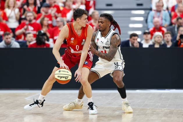 Nenad Dimitrijevic (FC Bayern Basketball, 00) mit Cobe Williams (BMA365 Bamberg Baskets, 24), GER, FC Bayern Basketball vs. BMA365 Bamberg Baskets, Basketball, BBL Pokal, BMW TOP FOUR, Halbfinale, Saison 2025 2026, 21.02.2026, GER, FC Bayern Basketball vs. BMA365 Bamberg Baskets, Basketball, BBL Pokal, BMW TOP FOUR, Halbfinale, Saison 2025 2026, 21.02.2026 Muenchen Copyright: xEibner-Pressefoto JennixMaulx EP_JML