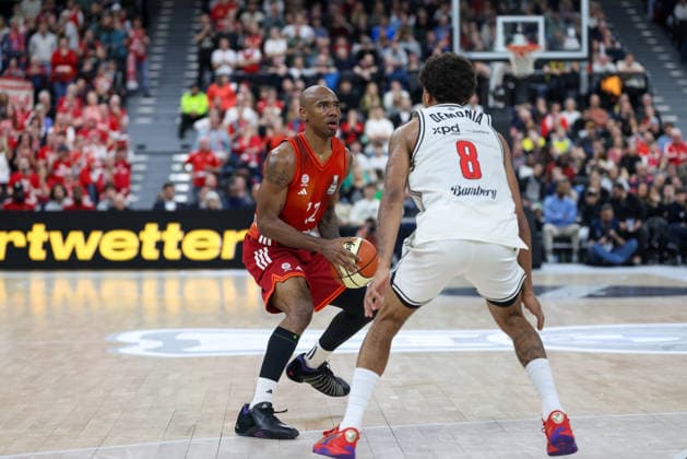 Isiaha Mike (FC Bayern Basketball, 22) mit Demarcus Demonia (BMA365 Bamberg Baskets, 08), GER, FC Bayern Basketball vs. BMA365 Bamberg Baskets, Basketball, BBL Pokal, BMW TOP FOUR, Halbfinale, Saison 2025 2026, 21.02.2026, GER, FC Bayern Basketball vs. BMA365 Bamberg Baskets, Basketball, BBL Pokal, BMW TOP FOUR, Halbfinale, Saison 2025 2026, 21.02.2026 Muenchen Copyright: xEibner-Pressefoto JennixMaulx EP_JML