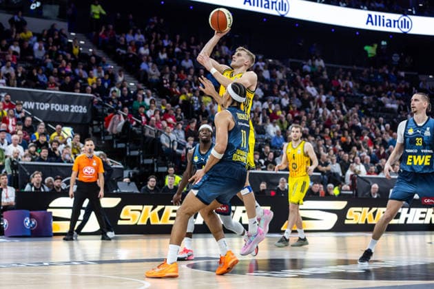 GER, BMW Top Four, Basketball BBL Pokal, Halbfinale, ALBA Berlin - EWE Baskets Oldenburg. 21.02.2026, SAP Garden, München, GER, BMW Top Four, Basketball BBL Pokal, Halbfinale, ALBA Berlin - EWE Baskets Oldenburg. Sam Griesel (ALBA Berlin 5), Nicholas Tischler (EWE Baskets Oldenburg 11) Foto Alexander Trienitz München SAP Garden Bayern Deutschland