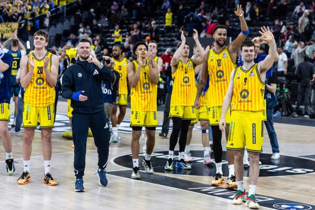 GER, BMW Top Four, Basketball BBL Pokal, Halbfinale, ALBA Berlin - EWE Baskets Oldenburg. 21.02.2026, SAP Garden, München, GER, BMW Top Four, Basketball BBL Pokal, Halbfinale, ALBA Berlin - EWE Baskets Oldenburg. Anton Nufer (ALBA Berlin 20), Jack Kayil (ALBA Berlin 7), Alex O Connell (ALBA Berlin 3), Norris Agbakoko (ALBA Berlin 17), Jonas Mattisseck (ALBA Berlin 9) bedanken sich bei den Fans Foto Alexander Trienitz München SAP Garden Bayern Deutschland
