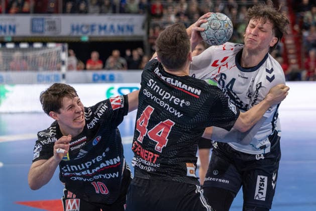 Lasse Moller (SG Flensburg-Handewitt, 64) mit Christoph Steinert (HC Erlangen, 44) im Zweikampf. Florian Scheerer (HC Erlangen, 10) HC Erlangen vs. SG Flensburg-Handewitt, Handball, 1. Handball Bundesliga, Saison 2025 2026, 22. Spieltag, 21.02.2026 HC Erlangen vs. SG Flensburg-Handewitt, Handball, 1. Handball Bundesliga, Saison 2025 2026, 22. Spieltag, 21.02.2026 Nuernberg Copyright: xEibner-Pressefoto ArdanxFuessmanx EP_AFN