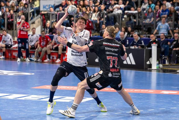 Lasse Moller (SG Flensburg-Handewitt, 64) Maciej Gebala (HC Erlangen, 77) im Zweikampf. HC Erlangen vs. SG Flensburg-Handewitt, Handball, 1. Handball Bundesliga, Saison 2025 2026, 22. Spieltag, 21.02.2026 HC Erlangen vs. SG Flensburg-Handewitt, Handball, 1. Handball Bundesliga, Saison 2025 2026, 22. Spieltag, 21.02.2026 Nuernberg Copyright: xEibner-Pressefoto ArdanxFuessmanx EP_AFN