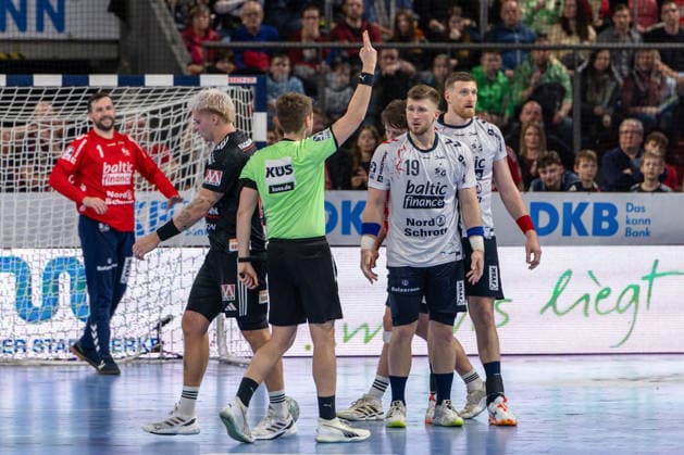 2 Minuten Zeitstrafe für Adin Faljic (SG Flensburg-Handewitt, 19) mit folgender roter Karte. Benjamin Buric (SG Flensburg-Handewitt, 01) Marek Nissen (HC Erlangen, 06) HC Erlangen vs. SG Flensburg-Handewitt, Handball, 1. Handball Bundesliga, Saison 2025 2026, 22. Spieltag, 21.02.2026 HC Erlangen vs. SG Flensburg-Handewitt, Handball, 1. Handball Bundesliga, Saison 2025 2026, 22. Spieltag, 21.02.2026 Nuernberg Copyright: xEibner-Pressefoto ArdanxFuessmanx EP_AFN