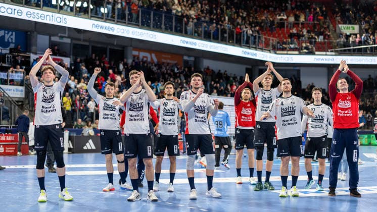Die Mannschaft aus Flensburg bedankt sich nach dem Sieg bei den mitgereisten Fans. HC Erlangen vs. SG Flensburg-Handewitt, Handball, 1. Handball Bundesliga, Saison 2025 2026, 22. Spieltag, 21.02.2026 HC Erlangen vs. SG Flensburg-Handewitt, Handball, 1. Handball Bundesliga, Saison 2025 2026, 22. Spieltag, 21.02.2026 Nuernberg Copyright: xEibner-Pressefoto ArdanxFuessmanx EP_AFN
