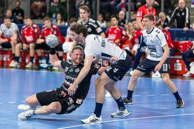 Mit vollem Koerpereinsatz von Maciej Gebala (HC Erlangen, 77) im Zweikampf mit Niclas Kirkelokke (SG Flensburg-Handewitt, 05). Domen Novak (SG Flensburg-Handewitt, 63) HC Erlangen vs. SG Flensburg-Handewitt, Handball, 1. Handball Bundesliga, Saison 2025 2026, 22. Spieltag, 21.02.2026 HC Erlangen vs. SG Flensburg-Handewitt, Handball, 1. Handball Bundesliga, Saison 2025 2026, 22. Spieltag, 21.02.2026 Nuernberg Copyright: xEibner-Pressefoto ArdanxFuessmanx EP_AFN
