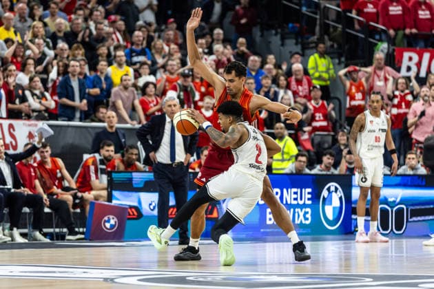 GER, BMW Top Four, Basketball BBL Pokal, Halbfinale, FC Bayern München Basketball - BMA365 Bamberg Baskets. 21.02.2026, SAP Garden, München, GER, BMW Top Four, Basketball BBL Pokal, Halbfinale, FC Bayern München Basketball - BMA365 Bamberg Baskets. Ibi Watson (BMA365 Bamberg Baskets, 2), Oscar da Silva (FC Bayern München Basketball 1) Foto Alexander Trienitz München SAP Garden Bayern Deutschland