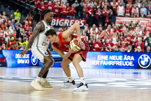 GER, BMW Top Four, Basketball BBL Pokal, Halbfinale, FC Bayern München Basketball - BMA365 Bamberg Baskets. 21.02.2026, SAP Garden, München, GER, BMW Top Four, Basketball BBL Pokal, Halbfinale, FC Bayern München Basketball - BMA365 Bamberg Baskets. Nenad Dimitrijevic (FC Bayern München Basketball 0), Cobe Williams (BMA365 Bamberg Baskets, 24) Foto Alexander Trienitz München SAP Garden Bayern Deutschland