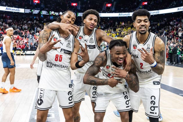 GER, BMW Top Four, Basketball BBL Pokal, Halbfinale, FC Bayern München Basketball - BMA365 Bamberg Baskets. 21.02.2026, SAP Garden, München, GER, BMW Top Four, Basketball BBL Pokal, Halbfinale, FC Bayern München Basketball - BMA365 Bamberg Baskets. Austin Crowley (BMA365 Bamberg Baskets, 85), Demarcus Demonia (BMA365 Bamberg Baskets, 8), Cobe Williams (BMA365 Bamberg Baskets, 24), Ibi Watson (BMA365 Bamberg Baskets, 2) jubeln Foto Alexander Trienitz München SAP Garden Bayern Deutschland