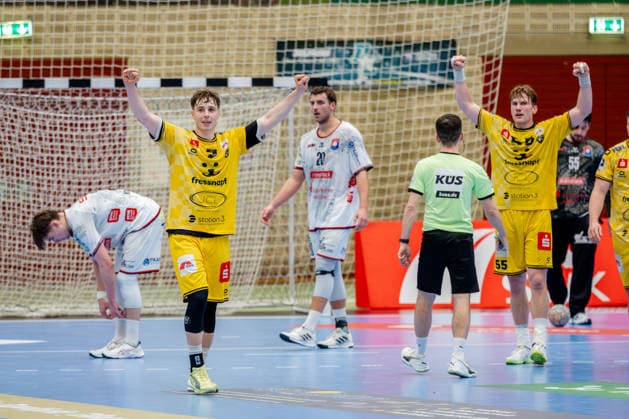 Krefeld, 21.02.2026, Handball, Herren, 2. Bundesliga, 20. Spieltag, 2025 2026: HSG Krefeld Niederrhein TV 05 07 Hüttenberg Marvin Kix (HSG Krefeld Niederrhein, 7, li.) und Niklas Ingenpaß (HSG Krefeld Niederrhein, 55, re.) jubeln über den Heimsieg Krefeld Glockenspitzhalle NRW Germany