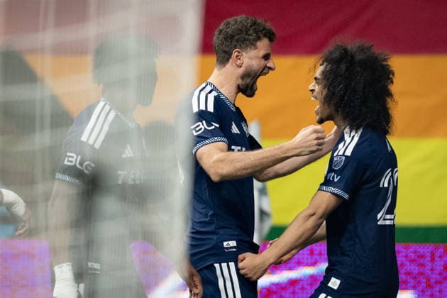 February 21, 2026, Vancouver, Bc, CANADA: Vancouver Whitecaps Thomas Muller, centre, and Aziel Jackson celebrate Jackson s goal against Real Salt Lake during the second half of an MLS, Fussball Herren, USA soccer match in Vancouver, on Saturday, February 21, 2026. Canada News - February 21, 2026 - ZUMAc35_ 20260221_zaf_c35_170 Copyright: xEthanxCairnsx