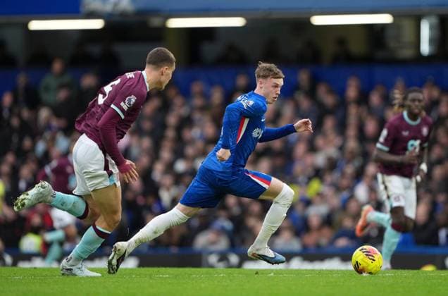 Cole Palmer of Chelsea gets past Maxime Esteve of Burnley Chelsea v Burnley, Premier League, Football, Stamford Bridge, London, UK - 21 Feb 2026London Stamford Bridge United Kingdom EDITORIAL USE ONLY No use with unauthorised audio, video, data, fixture lists, club league logos or live services. Online in-match use limited to 120 images, no video emulation. No use in betting, games or single club league player publications. Copyright: xJedxLeicester Shutterstockx 16681483bp