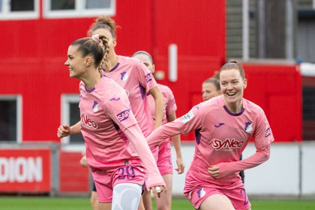 Die Hoffenheimer Spielerinnen bejubeln das Tor zum 1:0 durch Selina Cerci (TSG Hoffenheim, 29). Bayer 04 Leverkusen vs. TSG 1899 Hoffenheim, Fussball, Frauen Bundesliga, 19. Spieltag, Saison 2025 2026, 22.02.2026 DFL DFB Regulations prohibit any use of Photographs as image sequences and or Quasivideo Bayer 04 Leverkusen vs. TSG 1899 Hoffenheim , Fussball, Frauen Bundesliga, 19. Spieltag, Saison 2025 2026, 22.02.2026 Leverkusen Copyright: xEibner-Pressefoto ThomasxHaeslerx EP_THR