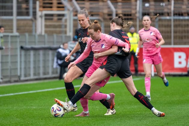 Zweikampf zwischen Nikee van Dijk (TSG Hoffenheim, 25) und Lilla Turanyi (Bayer 04 Leverkusen, 24). Dabei Juliette Vidal (Bayer 04 Leverkusen, 56). Bayer 04 Leverkusen vs. TSG 1899 Hoffenheim, Fussball, Frauen Bundesliga, 19. Spieltag, Saison 2025 2026, 22.02.2026 DFL DFB Regulations prohibit any use of Photographs as image sequences and or Quasivideo Bayer 04 Leverkusen vs. TSG 1899 Hoffenheim , Fussball, Frauen Bundesliga, 19. Spieltag, Saison 2025 2026, 22.02.2026 Leverkusen Copyright: xEibner-Pressefoto ThomasxHaeslerx EP_THR