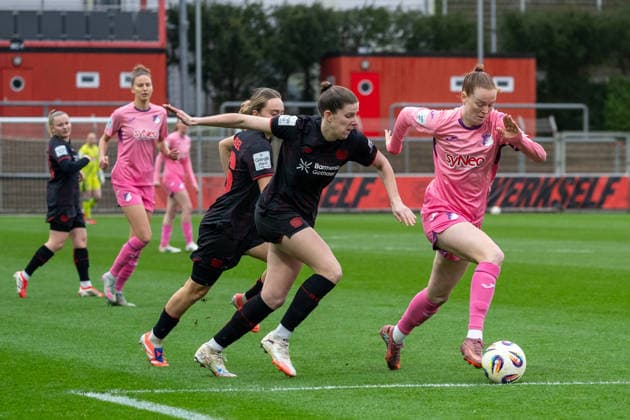 Zweikampf zwischen Lilla Turanyi (Bayer 04 Leverkusen, 24) und Nikee van Dijk (TSG Hoffenheim, 25). Bayer 04 Leverkusen vs. TSG 1899 Hoffenheim, Fussball, Frauen Bundesliga, 19. Spieltag, Saison 2025 2026, 22.02.2026 DFL DFB Regulations prohibit any use of Photographs as image sequences and or Quasivideo Bayer 04 Leverkusen vs. TSG 1899 Hoffenheim , Fussball, Frauen Bundesliga, 19. Spieltag, Saison 2025 2026, 22.02.2026 Leverkusen Copyright: xEibner-Pressefoto ThomasxHaeslerx EP_THR