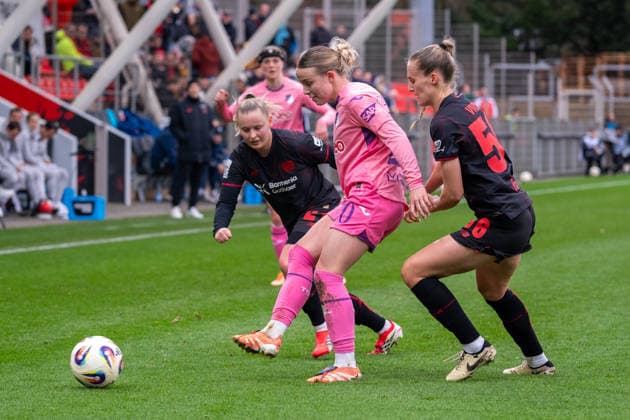 Zweikampf zwischen Vanessa Fudalla (Bayer 04 Leverkusen, 21), Laura Gloning (TSG Hoffenheim, 20) und Juliette Vidal (Bayer 04 Leverkusen, 56). Bayer 04 Leverkusen vs. TSG 1899 Hoffenheim, Fussball, Frauen Bundesliga, 19. Spieltag, Saison 2025 2026, 22.02.2026 DFL DFB Regulations prohibit any use of Photographs as image sequences and or Quasivideo Bayer 04 Leverkusen vs. TSG 1899 Hoffenheim , Fussball, Frauen Bundesliga, 19. Spieltag, Saison 2025 2026, 22.02.2026 Leverkusen Copyright: xEibner-Pressefoto ThomasxHaeslerx EP_THR