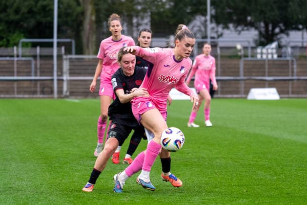 Zweikampf zwischen Sofie Zdebel (Bayer 04 Leverkusen, 16) und Selina Cerci (TSG Hoffenheim, 29). Bayer 04 Leverkusen vs. TSG 1899 Hoffenheim, Fussball, Frauen Bundesliga, 19. Spieltag, Saison 2025 2026, 22.02.2026 DFL DFB Regulations prohibit any use of Photographs as image sequences and or Quasivideo Bayer 04 Leverkusen vs. TSG 1899 Hoffenheim , Fussball, Frauen Bundesliga, 19. Spieltag, Saison 2025 2026, 22.02.2026 Leverkusen Copyright: xEibner-Pressefoto ThomasxHaeslerx EP_THR