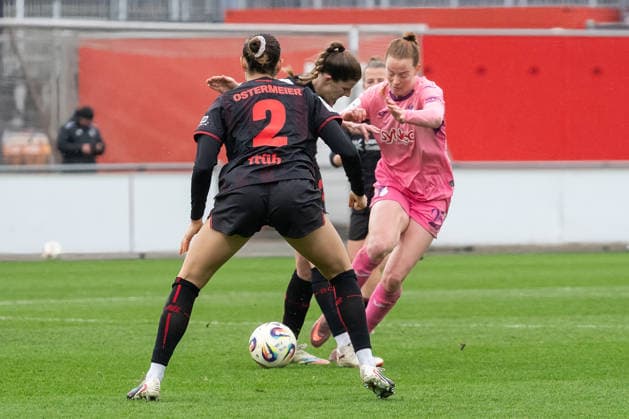 Zweikampf zwischen Lilla Turanyi (Bayer 04 Leverkusen, 24) und Nikee van Dijk (TSG Hoffenheim, 25). Bayer 04 Leverkusen vs. TSG 1899 Hoffenheim, Fussball, Frauen Bundesliga, 19. Spieltag, Saison 2025 2026, 22.02.2026 DFL DFB Regulations prohibit any use of Photographs as image sequences and or Quasivideo Bayer 04 Leverkusen vs. TSG 1899 Hoffenheim , Fussball, Frauen Bundesliga, 19. Spieltag, Saison 2025 2026, 22.02.2026 Leverkusen Copyright: xEibner-Pressefoto ThomasxHaeslerx EP_THR
