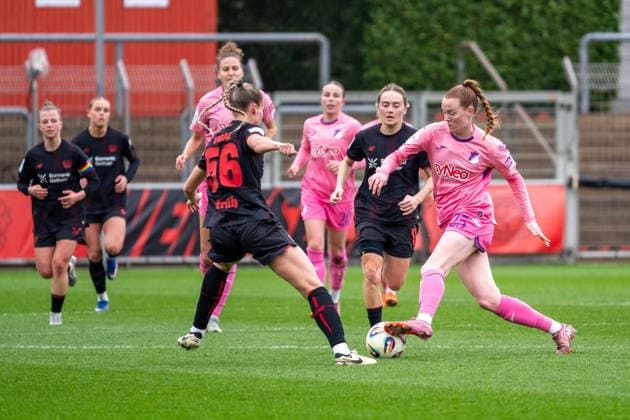Zweikampf zwischen Juliette Vidal (Bayer 04 Leverkusen, 56) und Nikee van Dijk (TSG Hoffenheim, 25). Bayer 04 Leverkusen vs. TSG 1899 Hoffenheim, Fussball, Frauen Bundesliga, 19. Spieltag, Saison 2025 2026, 22.02.2026 DFL DFB Regulations prohibit any use of Photographs as image sequences and or Quasivideo Bayer 04 Leverkusen vs. TSG 1899 Hoffenheim , Fussball, Frauen Bundesliga, 19. Spieltag, Saison 2025 2026, 22.02.2026 Leverkusen Copyright: xEibner-Pressefoto ThomasxHaeslerx EP_THR