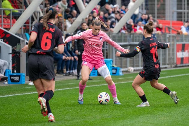 Zweikampf zwischen Selina Cerci (TSG Hoffenheim, 29) und Kristin Koegel (Bayer 04 Leverkusen, 11). Bayer 04 Leverkusen vs. TSG 1899 Hoffenheim, Fussball, Frauen Bundesliga, 19. Spieltag, Saison 2025 2026, 22.02.2026 DFL DFB Regulations prohibit any use of Photographs as image sequences and or Quasivideo Bayer 04 Leverkusen vs. TSG 1899 Hoffenheim , Fussball, Frauen Bundesliga, 19. Spieltag, Saison 2025 2026, 22.02.2026 Leverkusen Copyright: xEibner-Pressefoto ThomasxHaeslerx EP_THR
