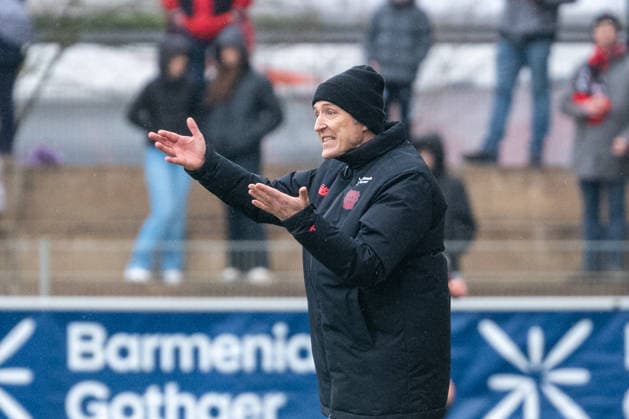 Roberto Paetzold (Bayer 04 Leverkusen, Trainer) gibt seiner Mannschaft Anweisungen. Bayer 04 Leverkusen vs. TSG 1899 Hoffenheim, Fussball, Frauen Bundesliga, 19. Spieltag, Saison 2025 2026, 22.02.2026 DFL DFB Regulations prohibit any use of Photographs as image sequences and or Quasivideo Bayer 04 Leverkusen vs. TSG 1899 Hoffenheim , Fussball, Frauen Bundesliga, 19. Spieltag, Saison 2025 2026, 22.02.2026 Leverkusen Copyright: xEibner-Pressefoto ThomasxHaeslerx EP_THR
