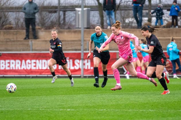 Zweikampf zwischen Nikee van Dijk (TSG Hoffenheim, 25) und Katharina Piljic (Bayer 04 Leverkusen, 06). Bayer 04 Leverkusen vs. TSG 1899 Hoffenheim, Fussball, Frauen Bundesliga, 19. Spieltag, Saison 2025 2026, 22.02.2026 DFL DFB Regulations prohibit any use of Photographs as image sequences and or Quasivideo Bayer 04 Leverkusen vs. TSG 1899 Hoffenheim , Fussball, Frauen Bundesliga, 19. Spieltag, Saison 2025 2026, 22.02.2026 Leverkusen Copyright: xEibner-Pressefoto ThomasxHaeslerx EP_THR