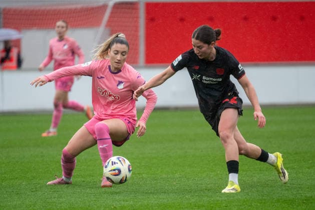 Zweikampf zwischen Janna Grimm (TSG Hoffenheim, 26) und Ruby Grant (Bayer 04 Leverkusen, 22). Bayer 04 Leverkusen vs. TSG 1899 Hoffenheim, Fussball, Frauen Bundesliga, 19. Spieltag, Saison 2025 2026, 22.02.2026 DFL DFB Regulations prohibit any use of Photographs as image sequences and or Quasivideo Bayer 04 Leverkusen vs. TSG 1899 Hoffenheim , Fussball, Frauen Bundesliga, 19. Spieltag, Saison 2025 2026, 22.02.2026 Leverkusen Copyright: xEibner-Pressefoto ThomasxHaeslerx EP_THR