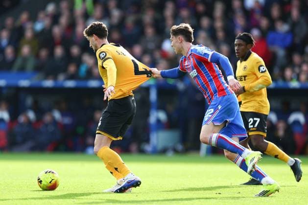 Jorgen Strand Larsen of Crystal Palace pulls on the shirt of Santiago Bueno of Wolverhampton Wanderers Crystal Palace v Wolverhampton Wanderers, Premier League, Football, Selhurst Park, London, UK - 22 Feb 2026London Selhurst Park United Kingdom EDITORIAL USE ONLY No use with unauthorised audio, video, data, fixture lists, club league logos or live services. Online in-match use limited to 120 images, no video emulation. No use in betting, games or single club league player publications. Copyright: xSimonxDael Shutterstockx 16681548ao