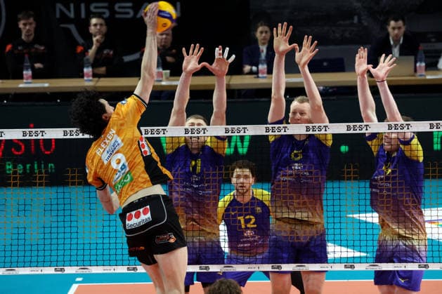 DEU, DVV, 1.VBL, BR Volleys vs. Mitteldeutschland, 22.02.2026, Max-Schmeling-Halle, Berlin, DEU, DVV, 1.VBL, BR Volleys vs. Mitteldeutschland, im Bild Nolan Flexen (BR Volleys 9), Valdas Listanskis (Mitteldeutschland 17), Jannis Wehry (Mitteldeutschland 8), Tom Borchert (Mitteldeutschland4)