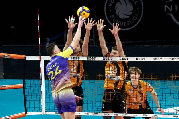 DEU, DVV, 1.VBL, BR Volleys vs. Mitteldeutschland, 22.02.2026, Max-Schmeling-Halle, Berlin, DEU, DVV, 1.VBL, BR Volleys vs. Mitteldeutschland, im Bild Matthew Knigge (BR Volleys 2), Ruben Schott (BR Volleys 13), Clay Wieter (Mitteldeutschland 24)