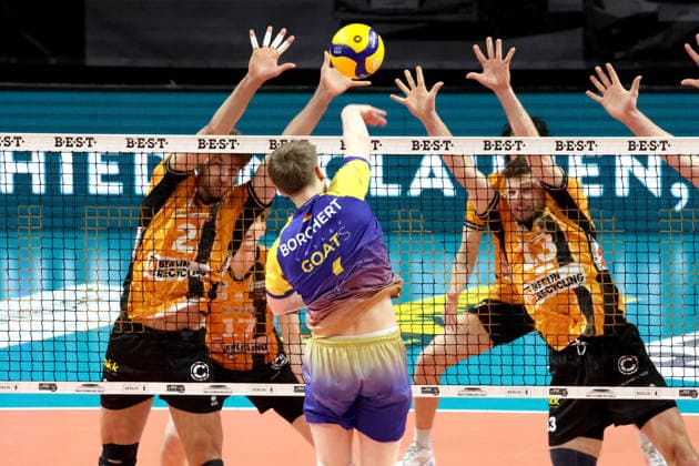 DEU, DVV, 1.VBL, BR Volleys vs. Mitteldeutschland, 22.02.2026, Max-Schmeling-Halle, Berlin, DEU, DVV, 1.VBL, BR Volleys vs. Mitteldeutschland, im Bild BR Volleys-Spielerblock, Matthew Knigge (BR Volleys 2), Ruben Schott (BR Volleys 13), Tom Borchert (Mitteldeutschland4)