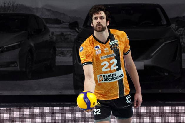 DEU, DVV, 1.VBL, BR Volleys vs. Mitteldeutschland, 22.02.2026, Max-Schmeling-Halle, Berlin, DEU, DVV, 1.VBL, BR Volleys vs. Mitteldeutschland, im Bild Aufschlag von Jake Hanes (BR Volleys 22)