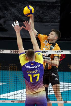 DEU, DVV, 1.VBL, BR Volleys vs. Mitteldeutschland, 22.02.2026, Max-Schmeling-Halle, Berlin, DEU, DVV, 1.VBL, BR Volleys vs. Mitteldeutschland, im Bild Ruben Schott (BR Volleys 13), Valdas Listanskis (Mitteldeutschland 17)