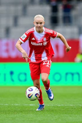 Pernille HARDER (FC Bayern Muenchen, FCB, 21) am Ball, Freisteller, Einzelbild, Aktion, Action, 22.02.2026, München (Deutschland), Fussball, Google Pixel Frauen-Bundesliga, FC Bayern München - VfL Wolfsburg, DFB DFL REGULATIONS PROHIBIT ANY USE OF PHOTOGRAPHS AS IMAGE SEQUENCES AND OR QUASI-VIDEO.
