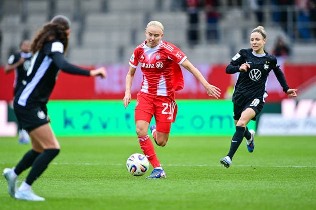 v.li.: Pernille HARDER (FC Bayern Muenchen, FCB, 21) Svenja Huth (Wolfsburg, 10) im Zweikampf, Duell, duel, tackle, Dynamik, Action, Aktion, 22.02.2026, München (Deutschland), Fussball, Google Pixel Frauen-Bundesliga, FC Bayern München - VfL Wolfsburg, DFB DFL REGULATIONS PROHIBIT ANY USE OF PHOTOGRAPHS AS IMAGE SEQUENCES AND OR QUASI-VIDEO.