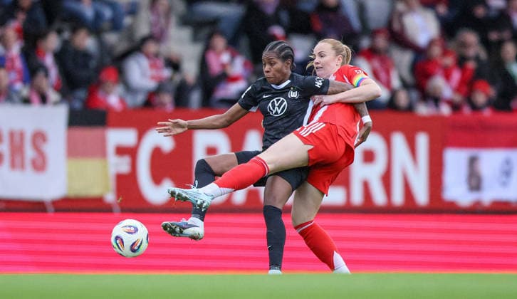 GER, München, FC Bayern München vs Vfl Wolfsburg, Google Pixel Frauen Bundesliga, Fussball, DFB, Spielzeit 2025 2026, FC Bayern Campus, 19. Spieltag im Bild v.l.: Lineth Beerensteyn (VfL Wolfsburg Frauen 9)), Glodis Perla Viggosdottir (Bayern München 4) DFB DFL REGULATIONS PROHIBIT ANY USE OF PHOTOGRAPHS AS IMAGE SEQUENCES AND OR QUASI-VIDEO, 22.02.2026 Copyright: HMBxMedia HendrikxHamelau