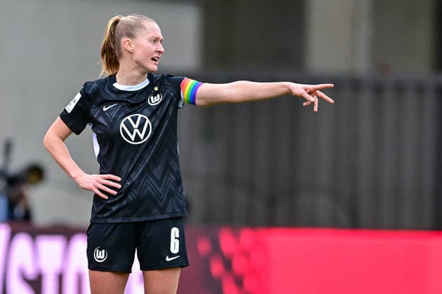 Janina Minge (Wolfsburg, 6) gibt Anweisungen, gestikuliert, mit den Armen gestikulieren, gives instructions, gesticulate, Einzelbild, Aktion, Action, 22.02.2026, München (Deutschland), Fussball, Google Pixel Frauen-Bundesliga, FC Bayern München - VfL Wolfsburg, DFB DFL REGULATIONS PROHIBIT ANY USE OF PHOTOGRAPHS AS IMAGE SEQUENCES AND OR QUASI-VIDEO.