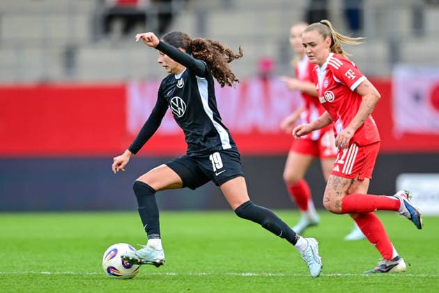 v.li.: Kessya Bussy (Wolfsburg, 19) Georgia STANWAY (FC Bayern Muenchen, FCB, 31) im Zweikampf, Duell, duel, tackle, Dynamik, Action, Aktion, 22.02.2026, München (Deutschland), Fussball, Google Pixel Frauen-Bundesliga, FC Bayern München - VfL Wolfsburg, DFB DFL REGULATIONS PROHIBIT ANY USE OF PHOTOGRAPHS AS IMAGE SEQUENCES AND OR QUASI-VIDEO.