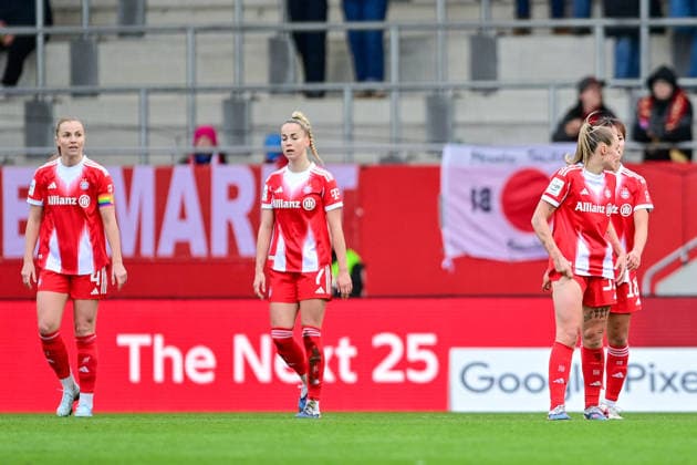 Spielerinnen des FC Bayern nach dem Gegentor zum 0:1 enttaeuscht schauend, Enttaeuschung, Frustration, disappointed, pessimistisch, 22.02.2026, München (Deutschland), Fussball, Google Pixel Frauen-Bundesliga, FC Bayern München - VfL Wolfsburg, DFB DFL REGULATIONS PROHIBIT ANY USE OF PHOTOGRAPHS AS IMAGE SEQUENCES AND OR QUASI-VIDEO.