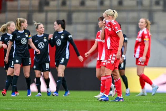 Vorn Pernille HARDER (FC Bayern Muenchen, FCB, 21) nach dem Gegentor enttaeuscht schauend, Enttaeuschung, Frustration, disappointed, pessimistisch, im Hintergrund bejubeln die Spielerinnen des VfL Wolfsburg das Tor, 22.02.2026, München (Deutschland), Fussball, Google Pixel Frauen-Bundesliga, FC Bayern München - VfL Wolfsburg, DFB DFL REGULATIONS PROHIBIT ANY USE OF PHOTOGRAPHS AS IMAGE SEQUENCES AND OR QUASI-VIDEO.