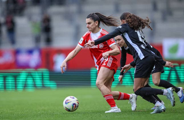 GER, München, FC Bayern München vs Vfl Wolfsburg, Google Pixel Frauen Bundesliga, Fussball, DFB, Spielzeit 2025 2026, FC Bayern Campus, 19. Spieltag im Bild v.l.: Jovana Damnjanović (Bayern München Frauen 9), Kessya Bussy (VfL Wolfsburg Frauen 19), Zweikampf DFB DFL REGULATIONS PROHIBIT ANY USE OF PHOTOGRAPHS AS IMAGE SEQUENCES AND OR QUASI-VIDEO, 22.02.2026 Copyright: HMBxMedia HendrikxHamelau
