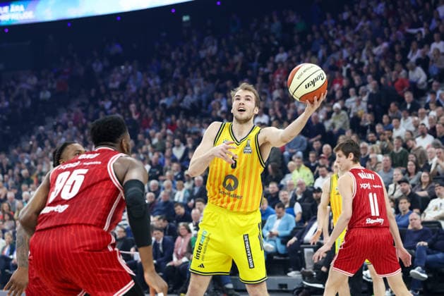 Malte Delow (Alba Berlin, 06) mit Ejiofor Onu (BMA365 Bamberg Baskets, 35) und Richard Balint (BMA365 Bamberg Baskets, 11), GER, BMA365 Bamberg Baskets vs. Alba Berlin, Basketball, BBL Pokal, BMW TOP FOUR, Finale, Saison 2025 2026, 22.02.2026, GER, BMA365 Bamberg Baskets vs. Alba Berlin, Basketball, BBL Pokal, BMW TOP FOUR, Finale, Saison 2025 2026, 22.02.2026 Muenchen Copyright: xEibner-Pressefoto JennixMaulx EP_JML