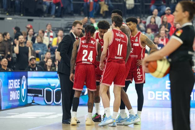 Mannschaftskreis Bamberg Baskets mit Anton Gavel (BMA365 Bamberg Baskets, Cheftrainer) waehrend einer Auszeit, GER, BMA365 Bamberg Baskets vs. Alba Berlin, Basketball, BBL Pokal, BMW TOP FOUR, Finale, Saison 2025 2026, 22.02.2026, GER, BMA365 Bamberg Baskets vs. Alba Berlin, Basketball, BBL Pokal, BMW TOP FOUR, Finale, Saison 2025 2026, 22.02.2026 Muenchen Copyright: xEibner-Pressefoto JennixMaulx EP_JML