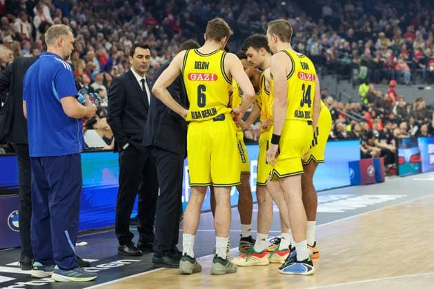 Mannschaftskreis Alba Berlin waehrend einer Auszeit, GER, BMA365 Bamberg Baskets vs. Alba Berlin, Basketball, BBL Pokal, BMW TOP FOUR, Finale, Saison 2025 2026, 22.02.2026, GER, BMA365 Bamberg Baskets vs. Alba Berlin, Basketball, BBL Pokal, BMW TOP FOUR, Finale, Saison 2025 2026, 22.02.2026 Muenchen Copyright: xEibner-Pressefoto JennixMaulx EP_JML
