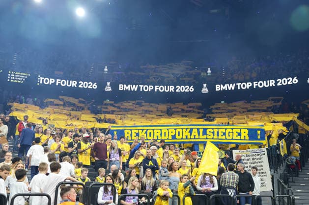 Choreografie im Fanblock von Alba Berlin, GER, BMA365 Bamberg Baskets vs. Alba Berlin, Basketball, BBL Pokal, BMW TOP FOUR, Finale, Saison 2025 2026, 22.02.2026, GER, BMA365 Bamberg Baskets vs. Alba Berlin, Basketball, BBL Pokal, BMW TOP FOUR, Finale, Saison 2025 2026, 22.02.2026 Muenchen Copyright: xEibner-Pressefoto JennixMaulx EP_JML