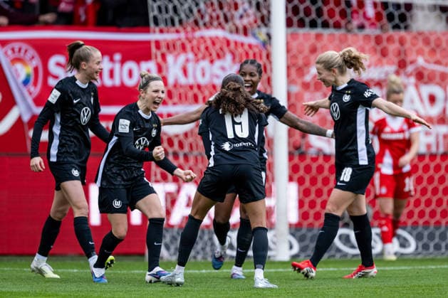 Die Wolfsburgerinnen bejubeln mit Kessya Bussy (VFL Wolfsburg Frauen, 19) deren Tor zum 0:1 GER, FC Bayern Muenchen Frauen vs. VfL Wolfsburg, Fussball, Google Pixel Frauen-Bundesliga, 19. Spieltag, Saison 2025 2026, 22.02.2026. (DFL DFB REGULATIONS PROHIBIT ANY USE OF PHOTOGRAPHS as IMAGE SEQUENCES and or QUASI-VIDEO). GER, FC Bayern Muenchen Frauen vs. VfL Wolfsburg, Fussball, Google Pixel Frauen-Bundesliga, 19. Spieltag, Saison 2025 2026, 22.02.2026. Muenchen Copyright: xEibner-Pressefoto HeikexFeinerx EP_HFR
