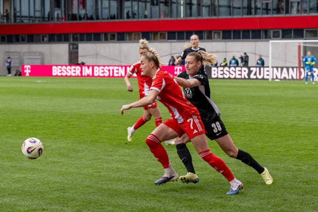 Kampf um den Ball Zweikampf zwischen Sarai Linder (VFL Wolfsburg Frauen, 39) und Giulia Gwinn (FC Bayern Muenchen Frauen, 07) GER, FC Bayern Muenchen Frauen vs. VfL Wolfsburg, Fussball, Google Pixel Frauen-Bundesliga, 19. Spieltag, Saison 2025 2026, 22.02.2026. (DFL DFB REGULATIONS PROHIBIT ANY USE OF PHOTOGRAPHS as IMAGE SEQUENCES and or QUASI-VIDEO). GER, FC Bayern Muenchen Frauen vs. VfL Wolfsburg, Fussball, Google Pixel Frauen-Bundesliga, 19. Spieltag, Saison 2025 2026, 22.02.2026. Muenchen Copyright: xEibner-Pressefoto HeikexFeinerx EP_HFR