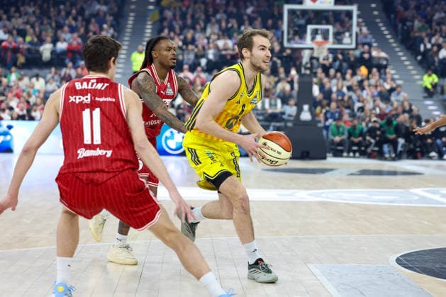 Malte Delow (Alba Berlin, 06) mit Cobe Williams (BMA365 Bamberg Baskets, 24) und Richard Balint (BMA365 Bamberg Baskets, 11), GER, BMA365 Bamberg Baskets vs. Alba Berlin, Basketball, BBL Pokal, BMW TOP FOUR, Finale, Saison 2025 2026, 22.02.2026, GER, BMA365 Bamberg Baskets vs. Alba Berlin, Basketball, BBL Pokal, BMW TOP FOUR, Finale, Saison 2025 2026, 22.02.2026 Muenchen Copyright: xEibner-Pressefoto JennixMaulx EP_JML